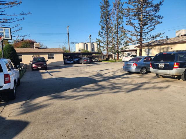 240 W Vetter Drive, Tulare, CA 93274