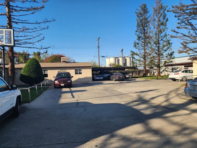 240 W Vetter Drive, Tulare, CA 93274