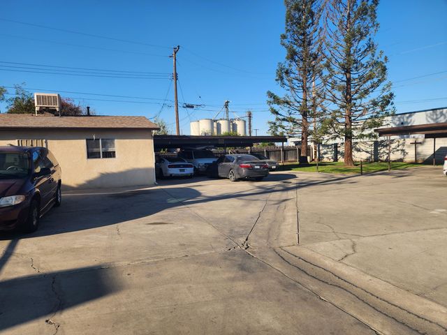 240 W Vetter Drive, Tulare, CA 93274