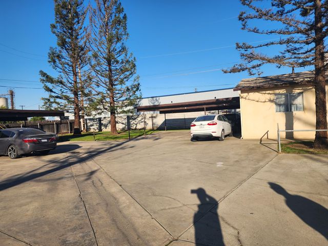 240 W Vetter Drive, Tulare, CA 93274
