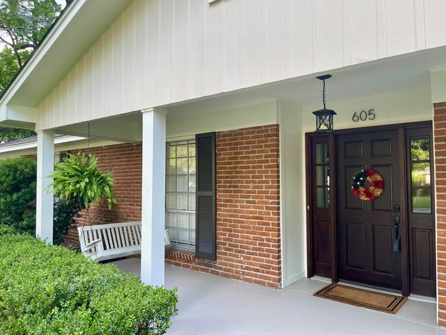 605 Woodland Hills, Hattiesburg, MS 39402