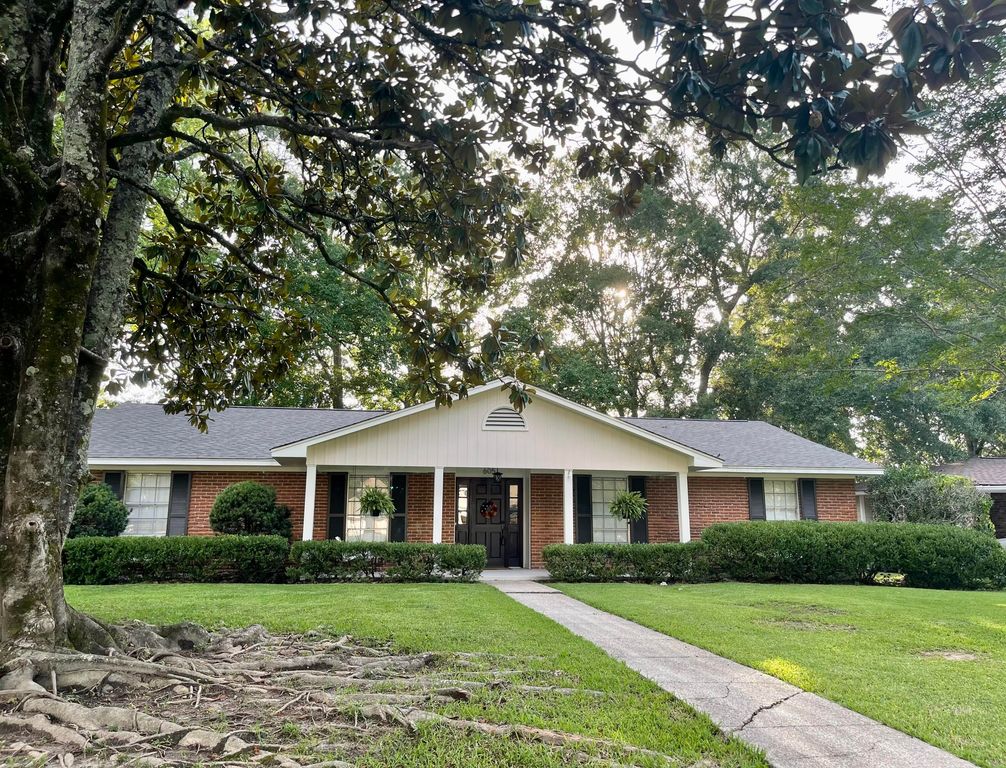 605 Woodland Hills, Hattiesburg, MS 39402