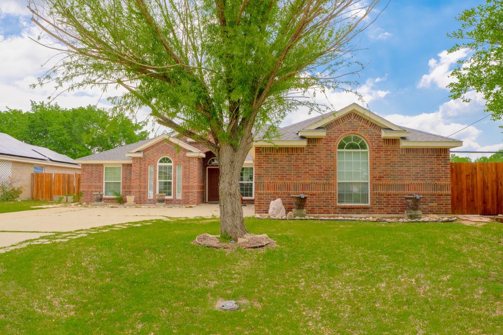 200 Meadowside Drive, Mansfield, TX 76063