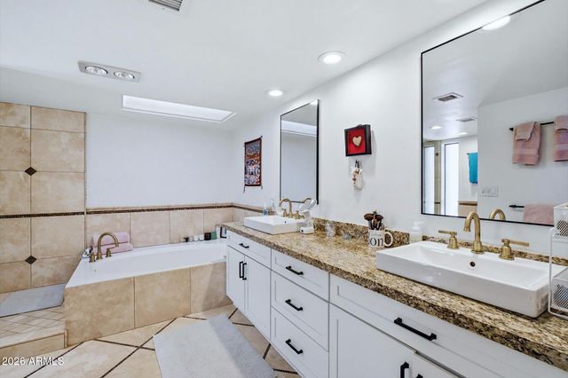 3800 E LINCOLN Drive 14, Phoenix, AZ 85018