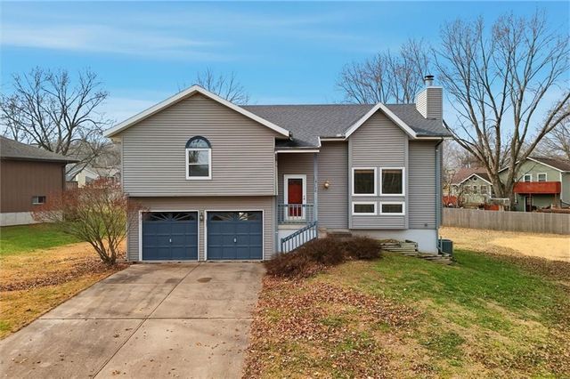 100 Lakeland Drive, Smithville, MO 64089