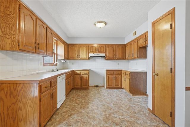 100 Lakeland Drive, Smithville, MO 64089