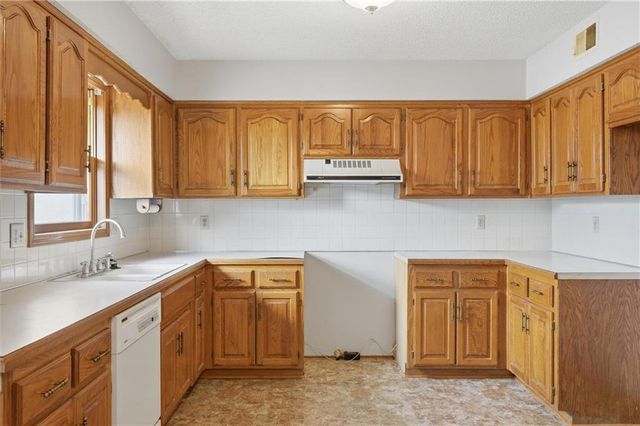 100 Lakeland Drive, Smithville, MO 64089