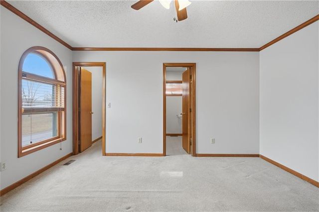 100 Lakeland Drive, Smithville, MO 64089