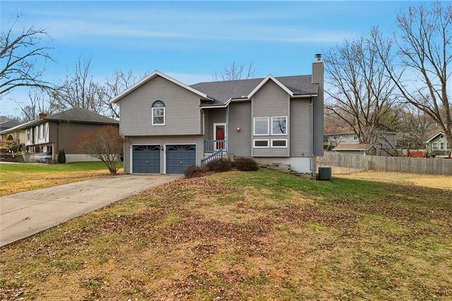 100 Lakeland Drive, Smithville, MO 64089