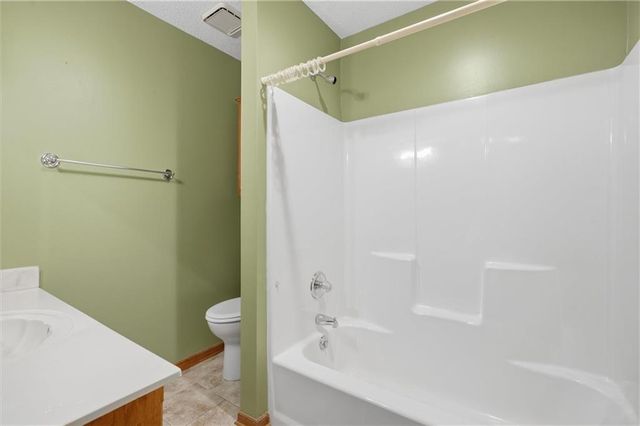 100 Lakeland Drive, Smithville, MO 64089