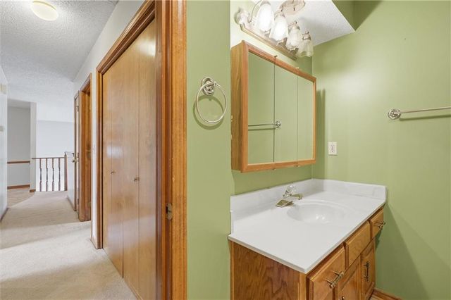 100 Lakeland Drive, Smithville, MO 64089