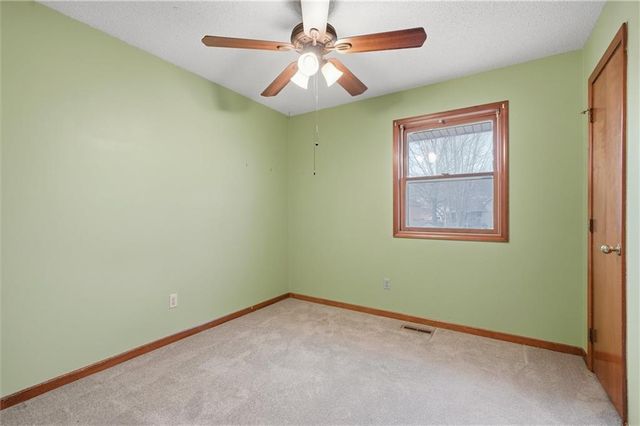 100 Lakeland Drive, Smithville, MO 64089