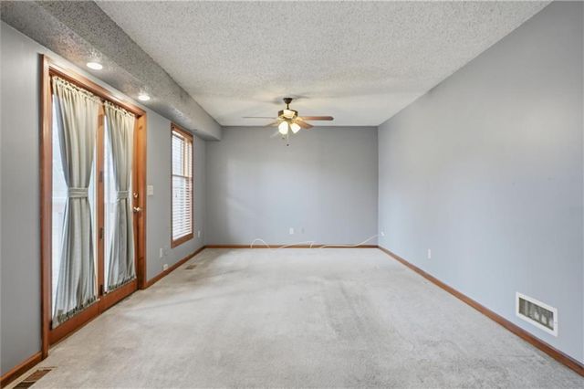 100 Lakeland Drive, Smithville, MO 64089