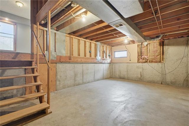 100 Lakeland Drive, Smithville, MO 64089