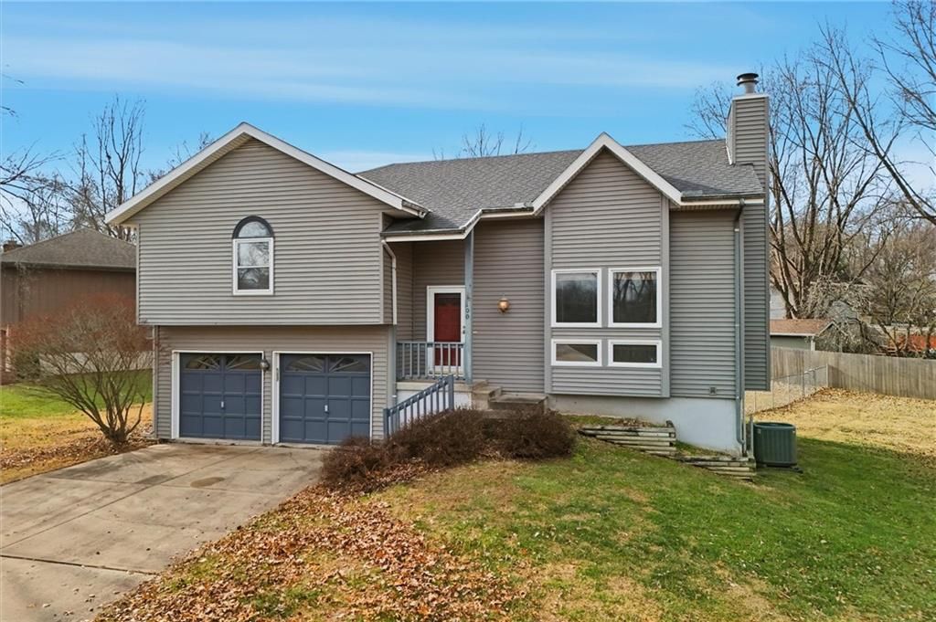 100 Lakeland Drive, Smithville, MO 64089