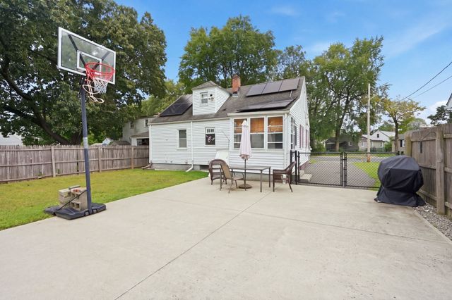 100 Lang St, Springfield, MA 01104