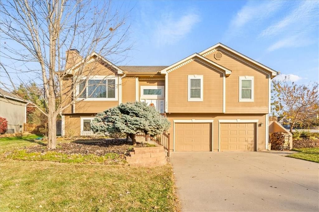 125 SW Tess Drive, Lee's Summit, MO 64081