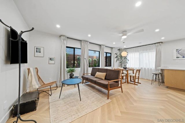 7372 Bishops Ln, La Jolla, CA 92037