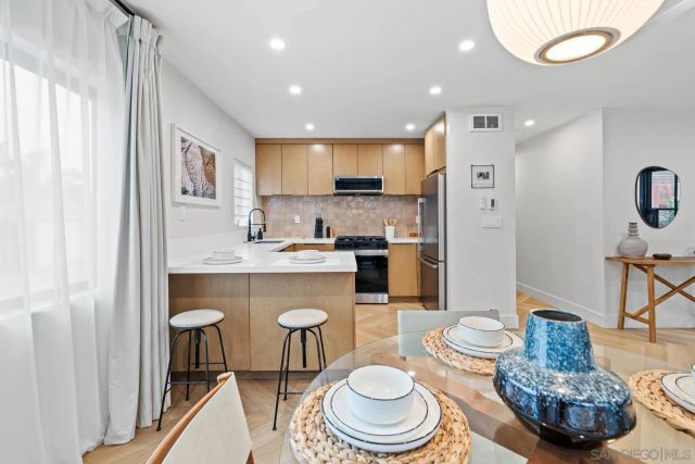 7372 Bishops Ln, La Jolla, CA 92037