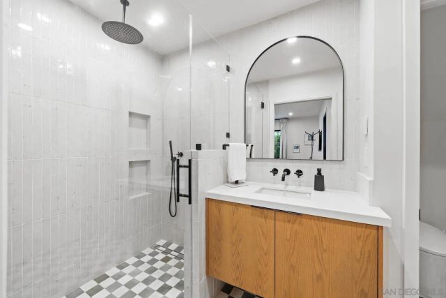 7372 Bishops Ln, La Jolla, CA 92037