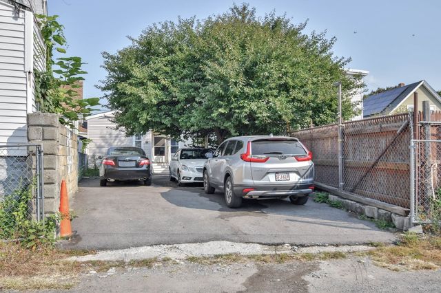 87 Abbott St, Lawrence, MA 01843