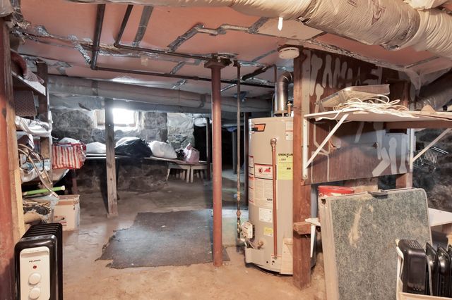 87 Abbott St, Lawrence, MA 01843