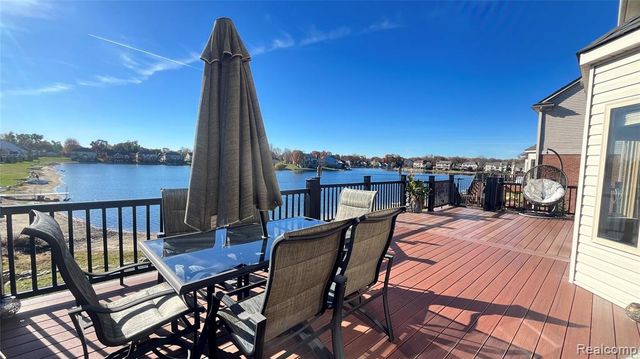 1838 S Mackwood Road, Rochester Hills, MI 48307