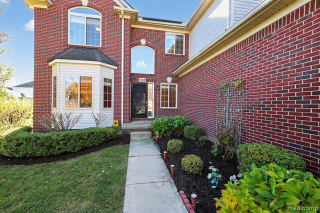 1838 S Mackwood Road, Rochester Hills, MI 48307