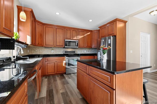 1838 S Mackwood Road, Rochester Hills, MI 48307