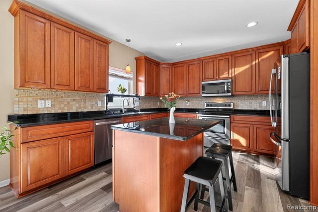 1838 S Mackwood Road, Rochester Hills, MI 48307