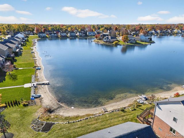 1838 S Mackwood Road, Rochester Hills, MI 48307