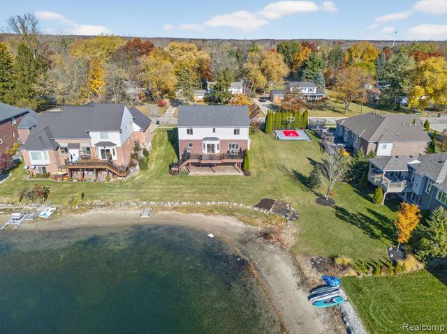 1838 S Mackwood Road, Rochester Hills, MI 48307