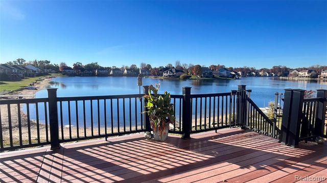 1838 S Mackwood Road, Rochester Hills, MI 48307