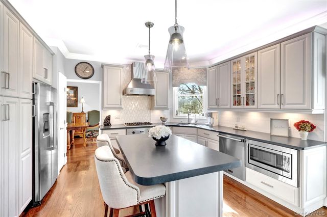 5 Frost Valley Road, Mount Sinai, NY 11766