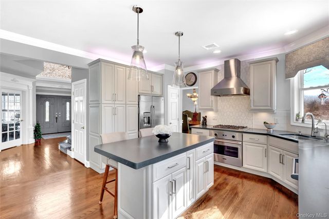 5 Frost Valley Road, Mount Sinai, NY 11766