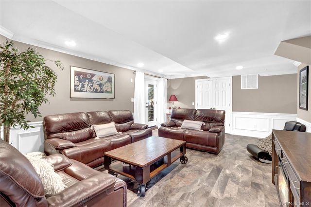 5 Frost Valley Road, Mount Sinai, NY 11766