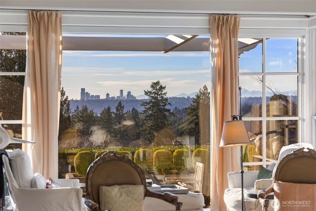 9400 Vineyard Crest, Bellevue, WA 98004