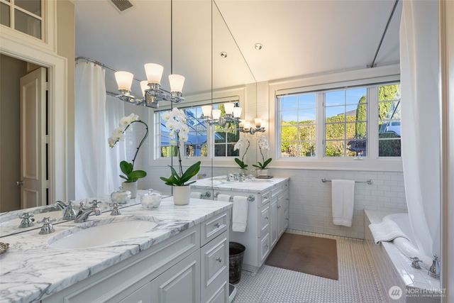 9400 Vineyard Crest, Bellevue, WA 98004