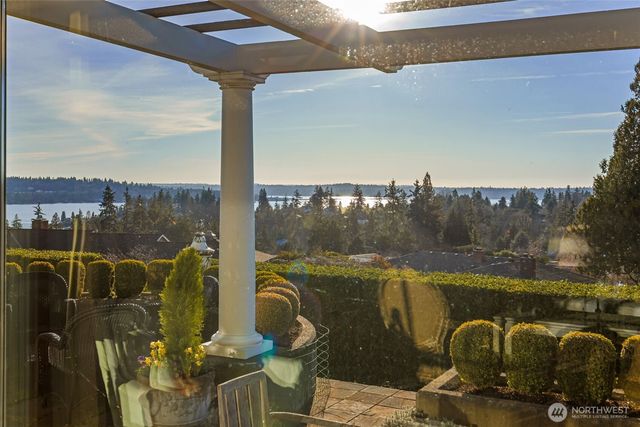 9400 Vineyard Crest, Bellevue, WA 98004