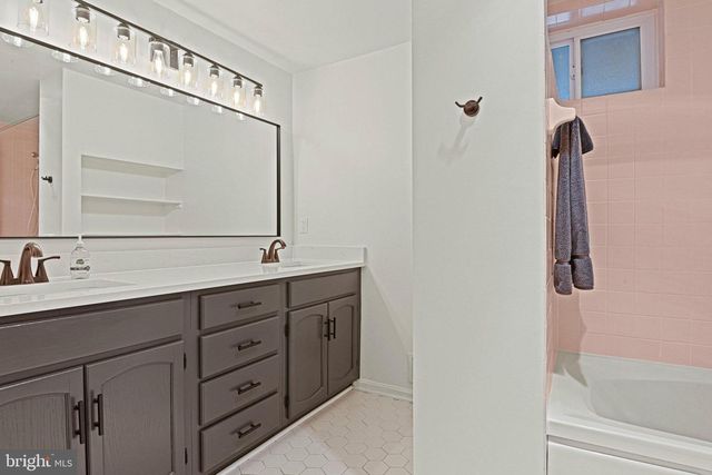 11202 CRANBROOK LN, Oakton, VA 22124