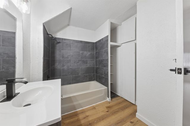 801 E Marion Street, Knoxville, IA 50138