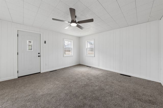 801 E Marion Street, Knoxville, IA 50138