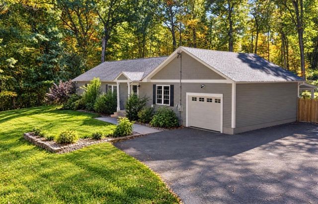 100 Sprague St, Northbridge, MA 01534