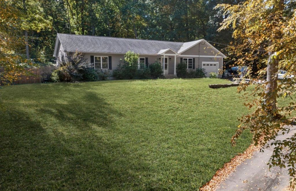 100 Sprague St, Northbridge, MA 01534