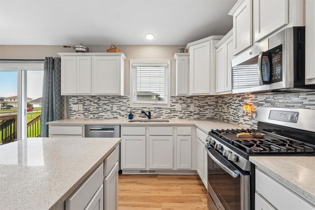 575 NE Brookshire Drive, Waukee, IA 50263