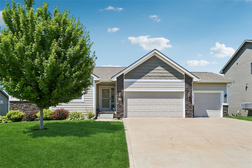 575 NE Brookshire Drive, Waukee, IA 50263