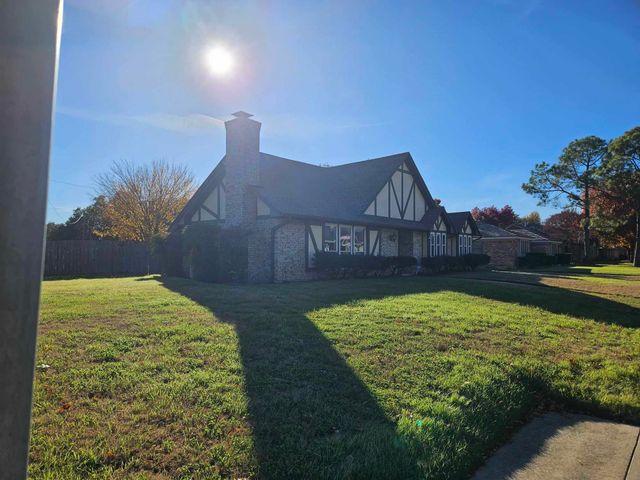 201 W Louella Drive, Hurst, TX 76054