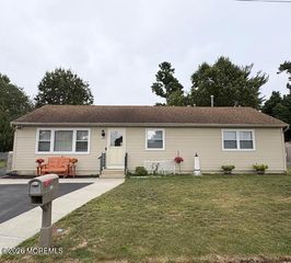 129 Spray Avenue, Beachwood, NJ 08722