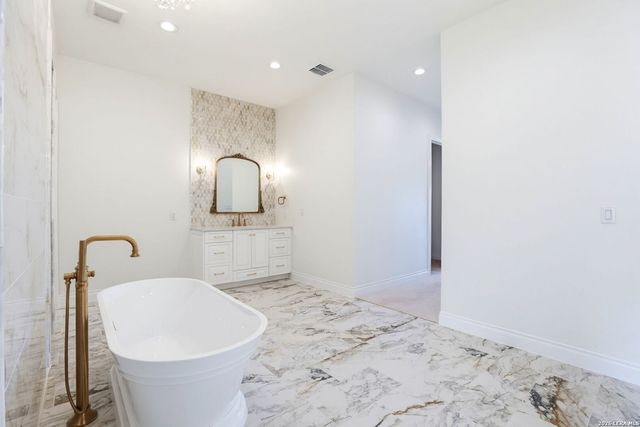 23706 HIGH GDN, San Antonio, TX 78255