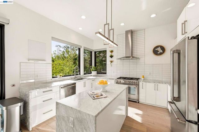 45 Homeglen Ln, Oakland, CA 94611